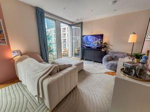 Entire 1 Bed Flat - Top Floor - Best Location