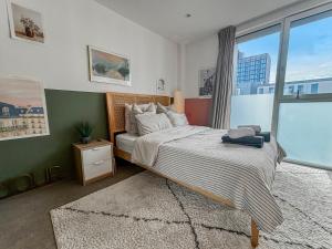Entire 1 Bed Flat - Top Floor - Best Location