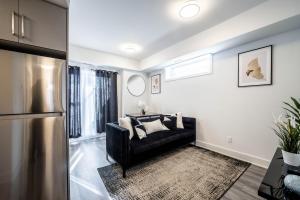 Stylish 2BR Suite with Parking and 5 Mins to The Falls