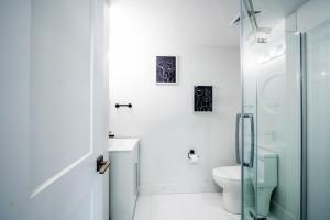 Stylish 2BR Suite with Parking and 5 Mins to The Falls
