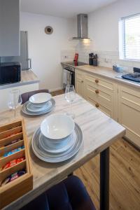 3 Bedroom House In Bris-tol - Sleeps 6 Guests, Contractors, Groups, Families, Business, Leisure & Relocation Stays Welcome, 11 Minutes From City Centre, Fast Wi-Fi, Smart TV And FREE Private Parking For Two Cars Or Vans, Long Stays And Short Stays We