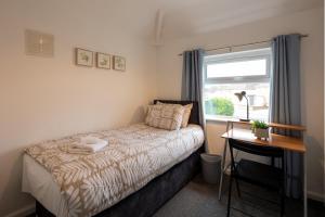 3 Bedroom House In Bris-tol - Sleeps 6 Guests, Contractors, Groups, Families, Business, Leisure & Relocation Stays Welcome, 11 Minutes From City Centre, Fast Wi-Fi, Smart TV And FREE Private Parking For Two Cars Or Vans, Long Stays And Short Stays We