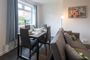 3 Bedroom House In Bris-tol - Sleeps 6 Guests, Contractors, Groups, Families, Business, Leisure & Relocation Stays Welcome, 11 Minutes From City Centre, Fast Wi-Fi, Smart TV And FREE Private Parking For Two Cars Or Vans, Long Stays And Short Stays We
