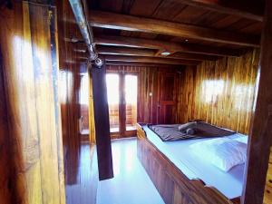 One Day Trip by Speadboat to National Komodo Park