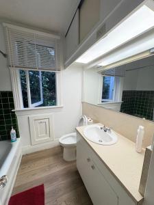 Family Guesthouse - 10 Min from YVR - Close to Beach & Transit, Free Parking