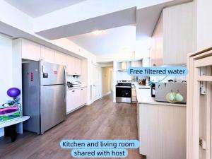 Cozy room in Smart Home with Private Bath near Wonderland, central Richmond Hill, home made Breakfast options