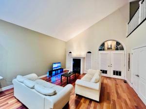 Bright Upper Suite 2BR with Workspace Niagara Falls