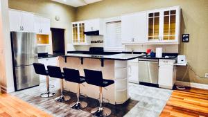 Bright Upper Suite 2BR with Workspace Niagara Falls