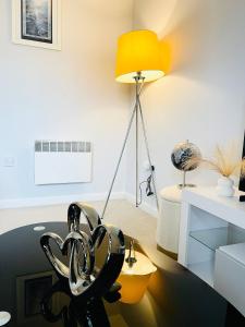 Deluxe Room W Fast WiFi, Netflix, Free Parking