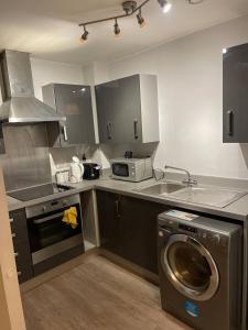 Deluxe Room W Fast WiFi, Netflix, Free Parking