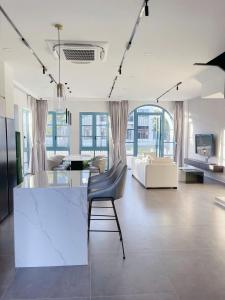 Phoenix House - NovaWorld Luxury Apartment