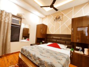 HOTEL LAND ROYAL STAYS - Premium Rooms In Budget