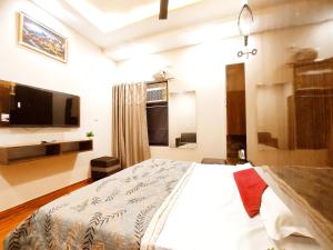 HOTEL LAND ROYAL STAYS - Premium Rooms In Budget