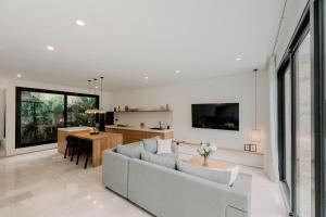 Stylish 2BR Villa Balanca with Private Pool Near Surf Beaches & Golf