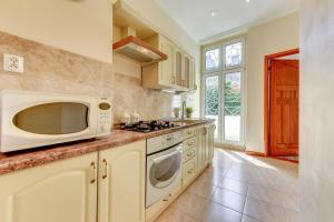 Victus Family Apartment near the City Center by Noclegi Renters