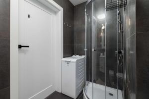 Functional Apartment with 2 Bedrooms and Parking by Noclegi Renters