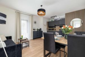 Functional Apartment with 2 Bedrooms and Parking by Noclegi Renters