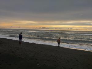 Beach House in Belison, Antique up to 8 with AC, Wi-Fi, Kitchen Fully Furnished