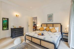 Modern 2BHK w Private Plunge Pool and Lawn by HIREAVILLA