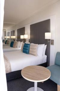 Ocean View Studio • Steps to Beach • Sleeps 4
