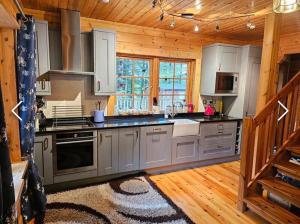 Lakeside Log Cabin 4 Bedrooms Dog-Friendly Escape
