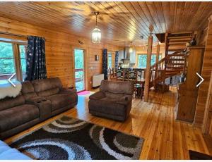Lakeside Log Cabin 4 Bedrooms Dog-Friendly Escape