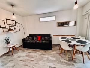 Confortable, cómodo 2 ambientes en Almagro con balcón a 100 metros del Hospital Italiamo Ubicado sobre calle tranquila