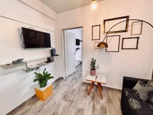 Confortable, cómodo 2 ambientes en Almagro con balcón a 100 metros del Hospital Italiamo Ubicado sobre calle tranquila