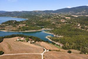 SCAPPO IN UMBRIA, casale al lago