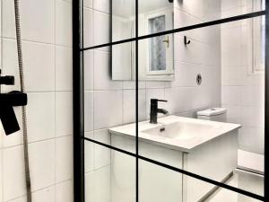 New! Pagkrati area, Front-Row Acropolis Views Apt
