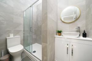 Brand New! Unique Luxury 4-double bedroom and 4-ensuites bathrooms in adjoining apartments close to iconic Camden Town