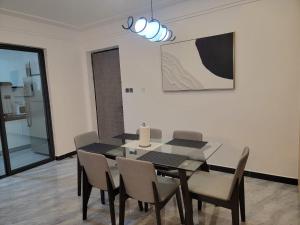 Elegantly furnished three bedroom apartment withmodern facilities ,modern swimming pool ,fully equipped gym,children playground and close proximity to major shopping centers and gourmet restaurants