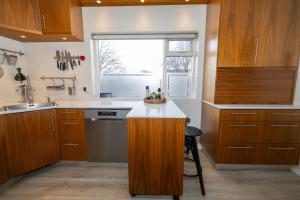 Family House in Central Akureyri - Hot Tub & Sauna