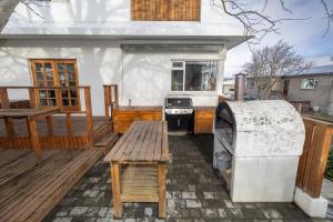 Family House in Central Akureyri - Hot Tub & Sauna