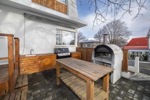 Family House in Central Akureyri - Hot Tub & Sauna