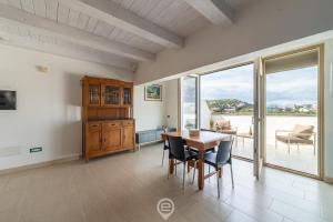 Bright Red Sunset Apartment img7