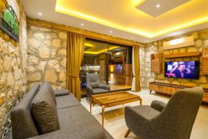 Villa with Private Pool and Jacuzzi in Nature