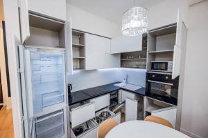 8-59 Tetris, Dilova 1-2, Kyiv centre, Olimpiiska metro nearby, 15 kW backup power, Petrovdom Apartment