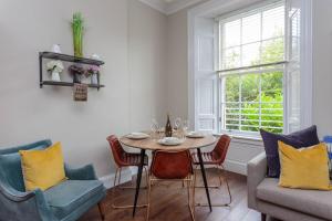 Old Town Modern Retreat - Near the Castle