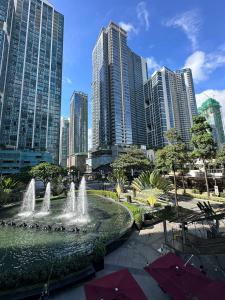 Urban Haven:Cozy 2BR Uptown BGC w Washer + Balcony