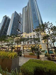 Urban Haven:Cozy 2BR Uptown BGC w Washer + Balcony