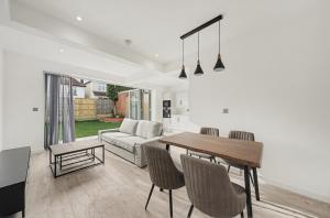 Best Cozy double bedroom with shared bathroom in brent