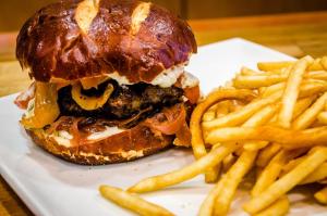 Cozy Hollywood Studio with Kitchenette near Hollywood Sign and Walk of Fame