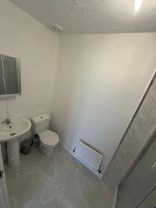 4-Bed Contractor Friendly House Long Stays Welcome