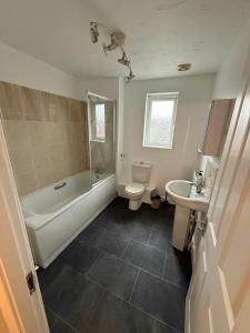 4-Bed Contractor Friendly House Long Stays Welcome