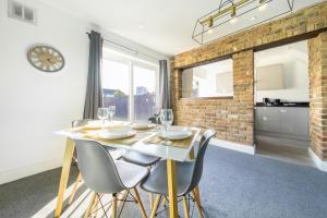 Charming 3 Bedroom Home with WiFi -Ideal for Relocation-Near M25, Free Parking