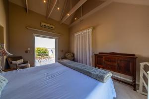Penthouse with Home Study - Mountain Views