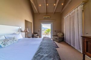 Penthouse with Home Study - Mountain Views