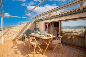 Romantic Sea Loft sea-front terrace and parking img18