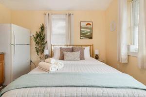 Chic Groton Studio • A Cozy, Modern & Central Gem